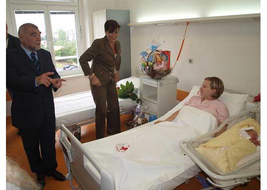 via lokalnahrvatska.hr : Sisa�ko-moslava�ka �upanija Biv�i predsjednik Stjepan Mesi� i �upanica Lovri� Merzel posjetili prvo dijete ro�eno u obnovljenom sisa�kom rodili�tu