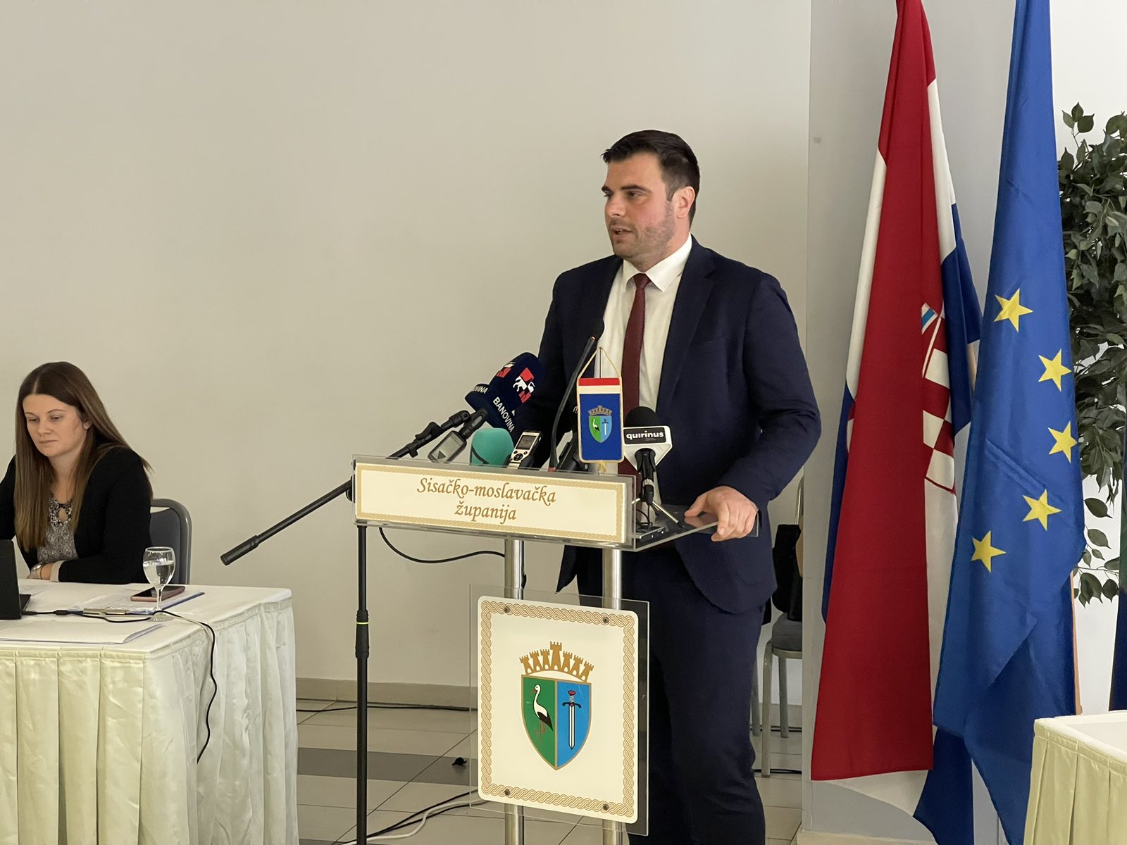 U četvrtak, 27. listopada 2022. godine, održana je 12. sjednica Županijske skupštine Sisačko-moslavačke županije. Na samom početku, prije aktualnog sata sjednice, većinom glasova usvojen je prijedlog o podnošenju izvješća o tijeku radova potresom oštećenih objekata u nadležnosti Sisačko-moslavačke županije koji su bili predmetom obilaska vijećnika tijekom 11. tematske sjednice Županijske skupštine.