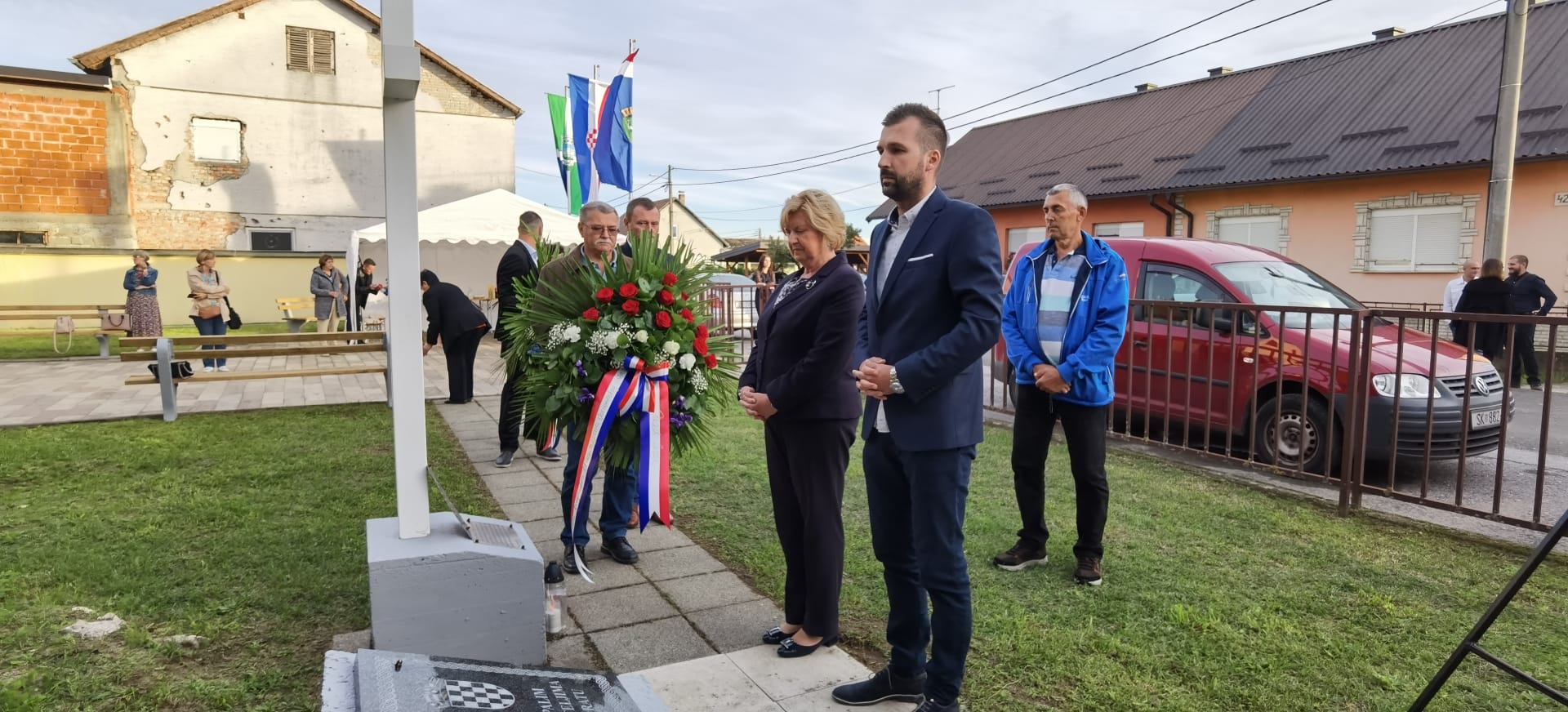 Tomislav Kralj, vijećnik u Županijskoj skupštini i Ivanka Roksandić, predsjednica Zajednice kulturno-umjetničkih udruga Sisačko-moslavačke županije nazočili su 24. Mihovilskim susretima održanim u sisačkom naselju Crnac. 