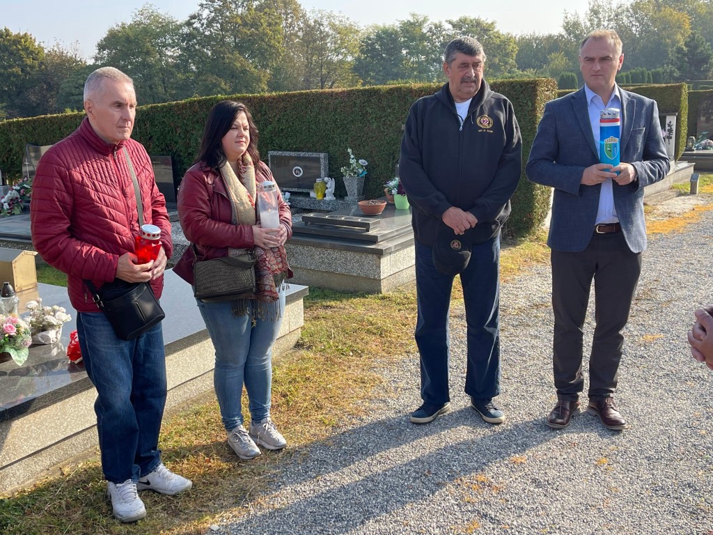 Zamjenik župana Mihael Jurić je u srijedu, 19. listopada 2022. godine, na Gradskom groblju Viktorovac u Sisku, sudjelovao u odavanju počasti hrvatskom branitelju Berislavu Pavičiću – Beri, dijelu programa obilježavanja Dana hrvatskih branitelja Sisačko-moslavačke županije.