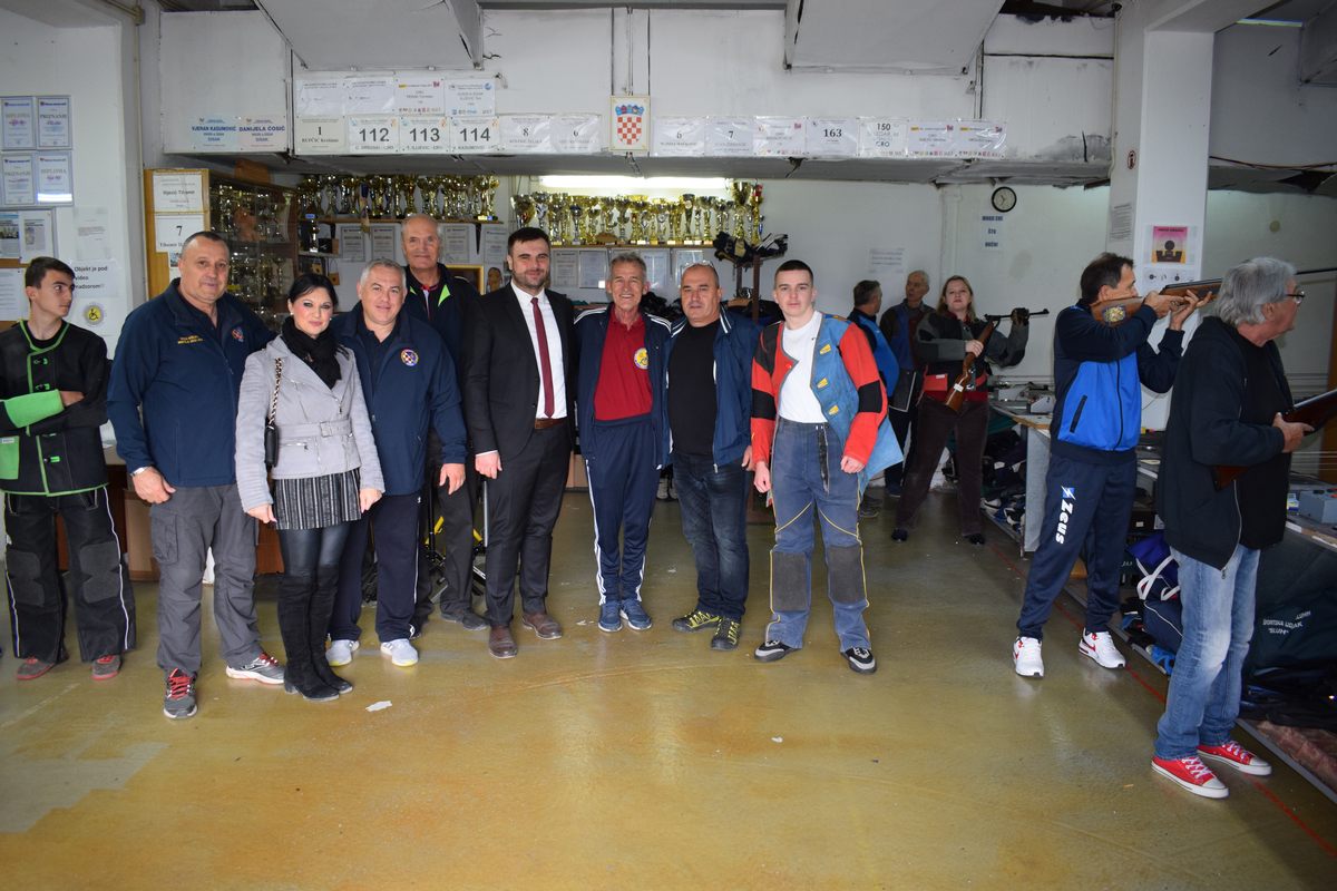 Župan Ivan Celjak je u četvrtak, 20. listopada 2022. godine, u Sisku posjetio organizatore i natjecatelje turnira branitelja u streljaštvu zračnom puškom. 