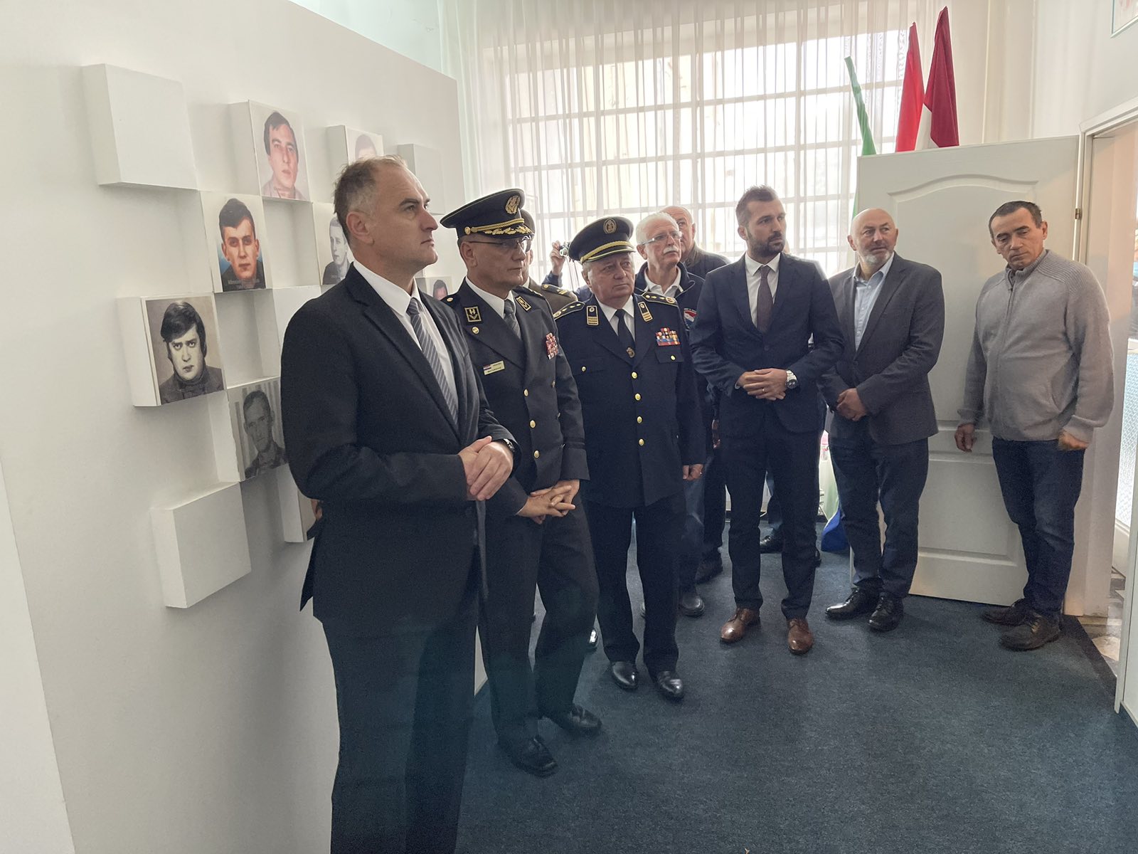 U povodu Dana hrvatskih branitelja Sisačko-moslavačke županije, danas su na Gradskom groblju Viktorovac položeni vijenci i zapaljene svijeće, a odavanje počasti poginulim hrvatskim braniteljima nastavljeno je kod spomen obilježja na Trgu dr. Franje Tuđmana u Sisku.