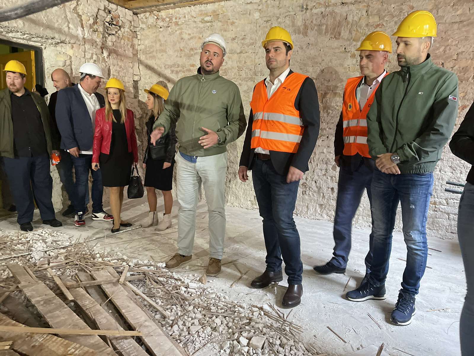 Župan Ivan Celjak sa suradnicima je u četvrtak 13. listopada 2022. godine, obišao Gimnaziju Sisak, gdje Sisačko-moslavačka županija provodi radove cjelovite obnove zgrade.