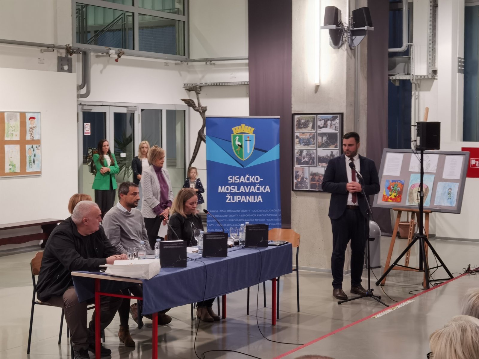 U sklopu obilježavanja Dana hrvatskih branitelja Sisačko-moslavačke županije, u petak 21. listopada 2022. godine, u Strukovnoj školi u Sisku predstavljena monografija „Spomen-obilježja Domovinskog rata od 1991. do 1995. u Sisačko-moslavačkoj županiji“. Predstavljanju monografije prisustvovali su župan sisačko-moslavački Ivan Celjak i predsjednik Županijske skupštine Sisačko-moslavačke županije Mato Fofić.