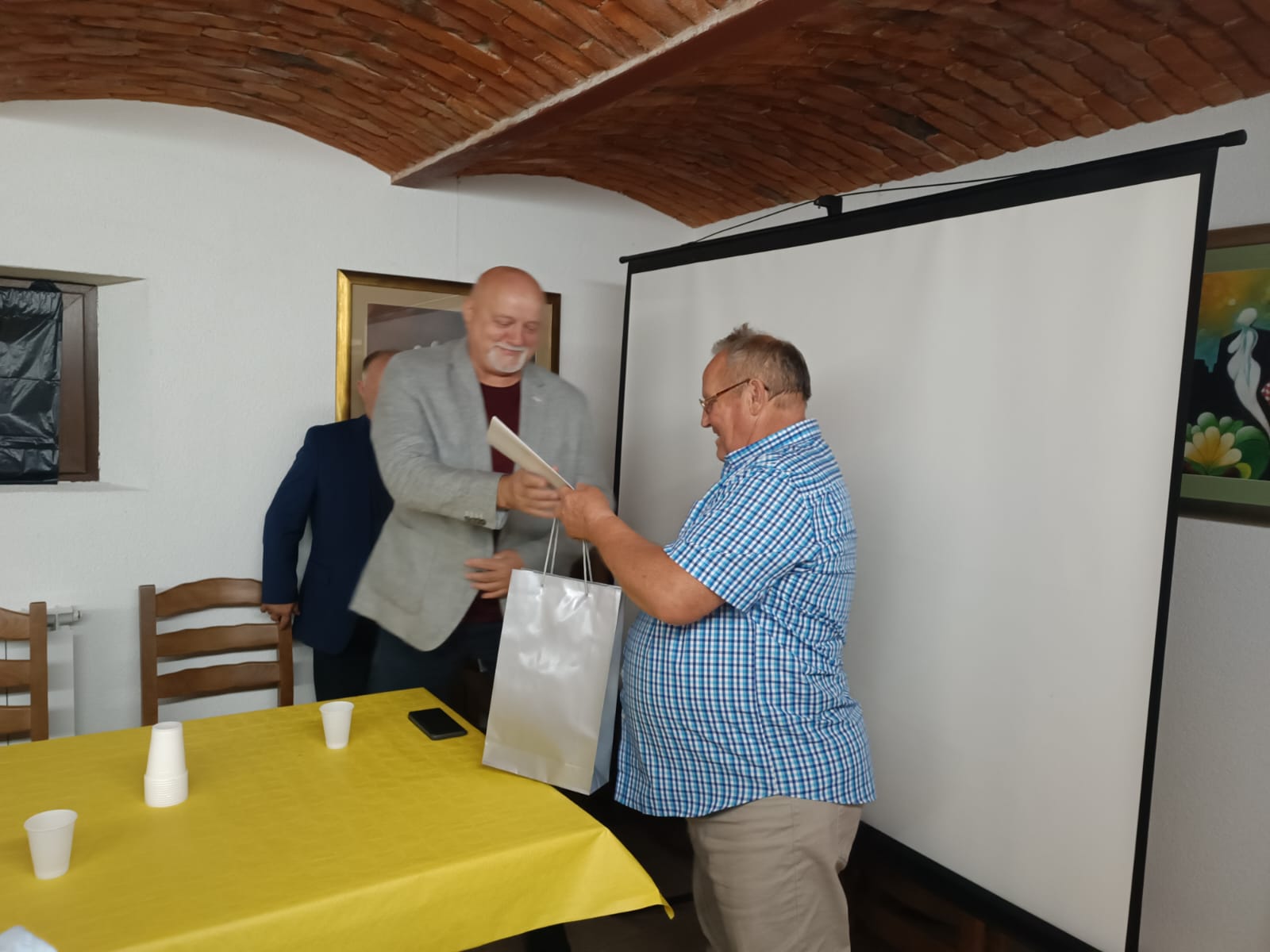 Predsjednik Županijske skupštine sisačko-moslavačke županije Mato Fofić je u subotu, 8. listopada 2022. godine, uručio diplome najuspješnijim sudionicima manifestacije 11.  Dana meda i pčelinjih proizvoda koji se održao u Vinskom dvoru u Popovači.