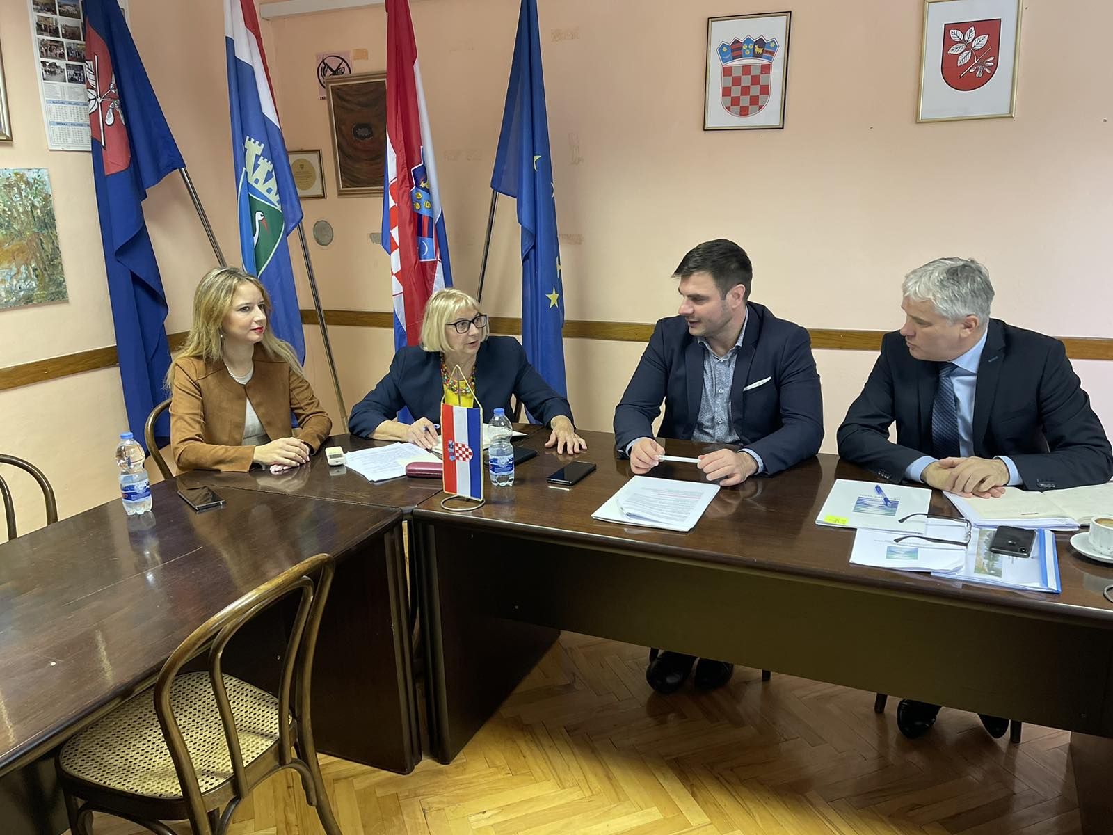 Koordinacija zajedničkih aktivnosti i ulaganja na području općine Jasenovac, kao i devet kapitalnih projekata za koje je u narednom razdoblju planirano ulaganje oko 200 milijuna kuna, bile su teme sastanka kojeg je župan Ivan Celjak održao danas u Jasenovcu zajedno s načelnicom Općine Jasenovac Marijom Mačković i generalnim direktorom Hrvatskih voda Zoranom Đurokovićem te suradnicima.