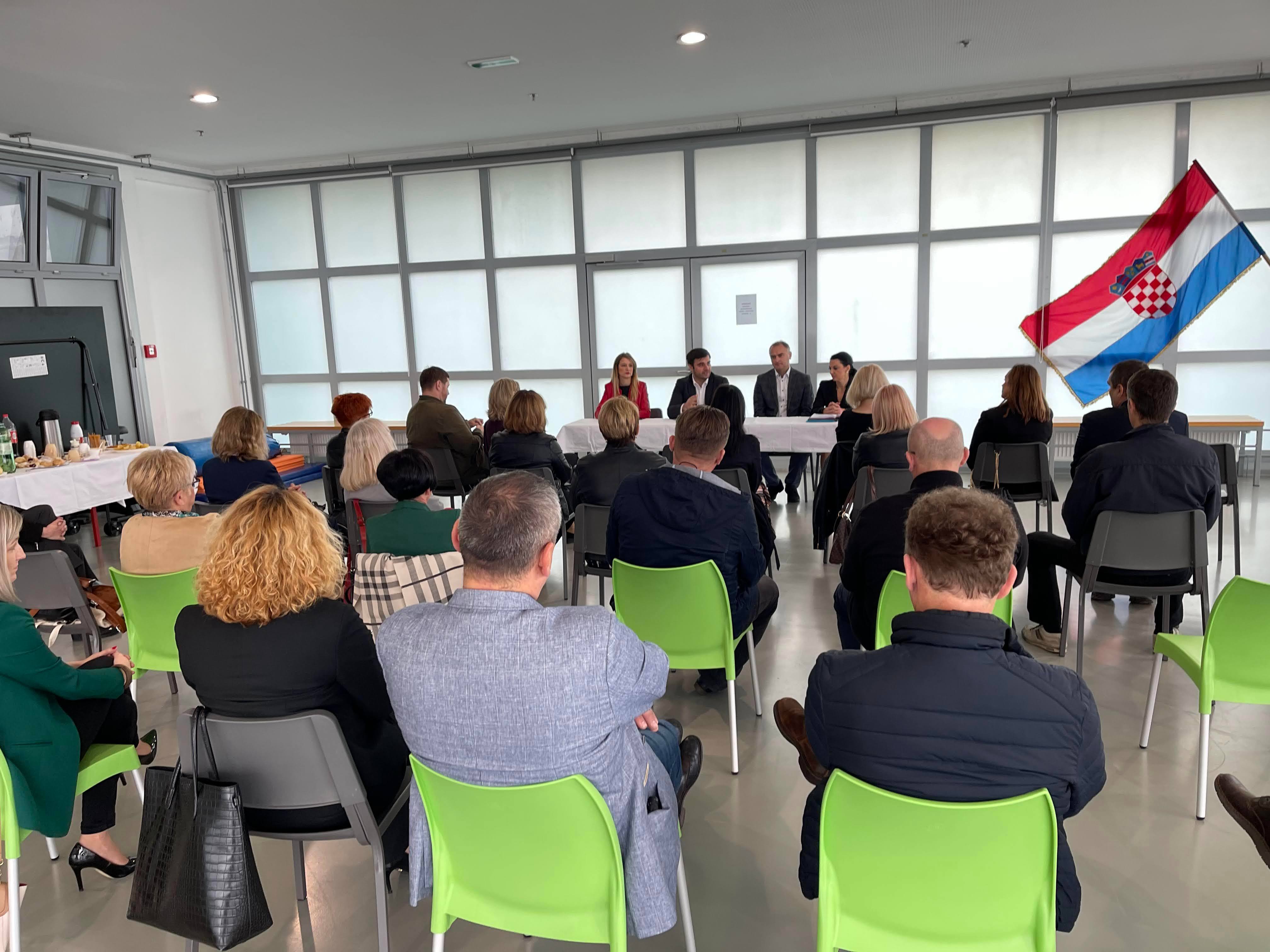 Na inicijativu župana Ivana Celjaka, u prostoru Strukovne škole Sisak, u četvrtak 13. listopada 2022. godine, održan je radni sastanak s ravnateljima svih osnovnih i srednjih škola kojima je osnivač Sisačko-moslavačka županija.