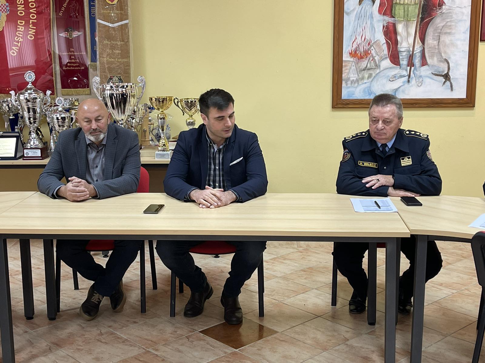 „Članovi dobrovoljnih vatrogasnih društava i javnih vatrogasnih postrojbi su heroji u miru“, tim se riječima župan Ivan Celjak obratio zapovjednicima i predsjednicima vatrogasnih zajednica gradova i općina, predstavnicima županijske Vatrogasne zajednice te samostalnih DVD-a i zapovjednicima JVP-a s područja Sisačko-moslavačke županije na sastanku koji je danas održan u prostoru DVD-a Desno Trebarjevo.