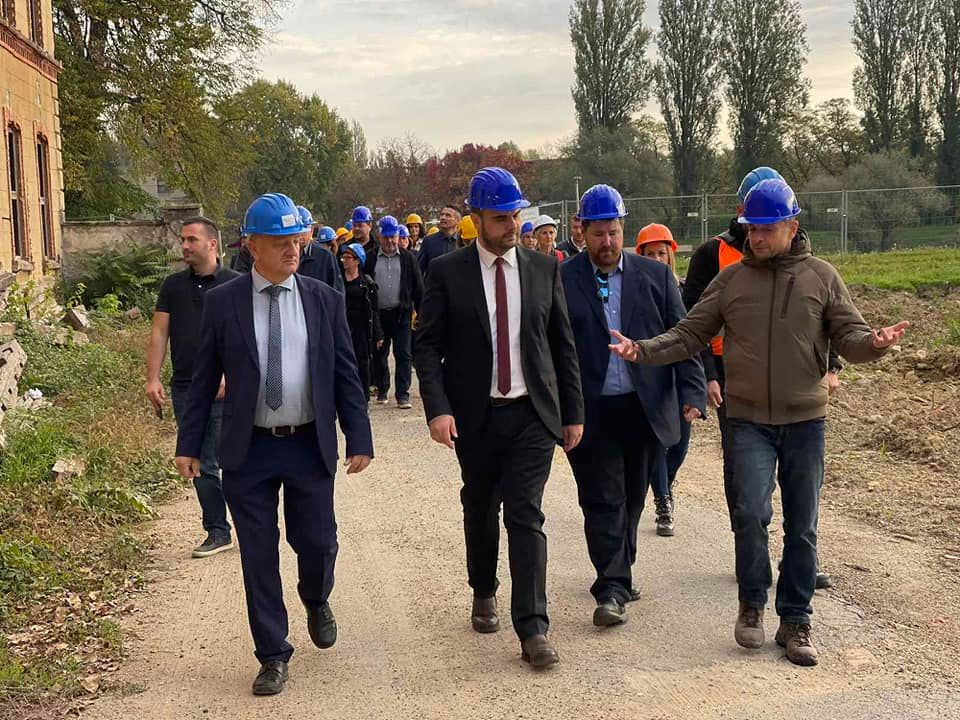 Obnova nakon potresa na području Sisačko-moslavačke županije, jedina je točka dnevnog reda 11. sjednice (tematske) Županijske skupštine Sisačko-moslavačke županije koja se održava danas terenskim obilaskom potresom oštećenih objekata u vlasništvu Županije ili ustanova kojima je osnivač Županija. Sjednica je sazvana na traženje dijela oporbenih vijećnika koji su s naznakom  Hitno, u lipnju 2022. godine prikupili potpise, s naznačenim rokom odgovora do 10. lipnja, no zahtjev je predan u pisarnici Županije 22. rujna 2022. godine, oko 3,5 mjeseca nakon roka koji su odredili za odgovor. Kako je u pitanju obnova a važna je transparentnost te informiranost građana, zahtjevu je udovoljeno.