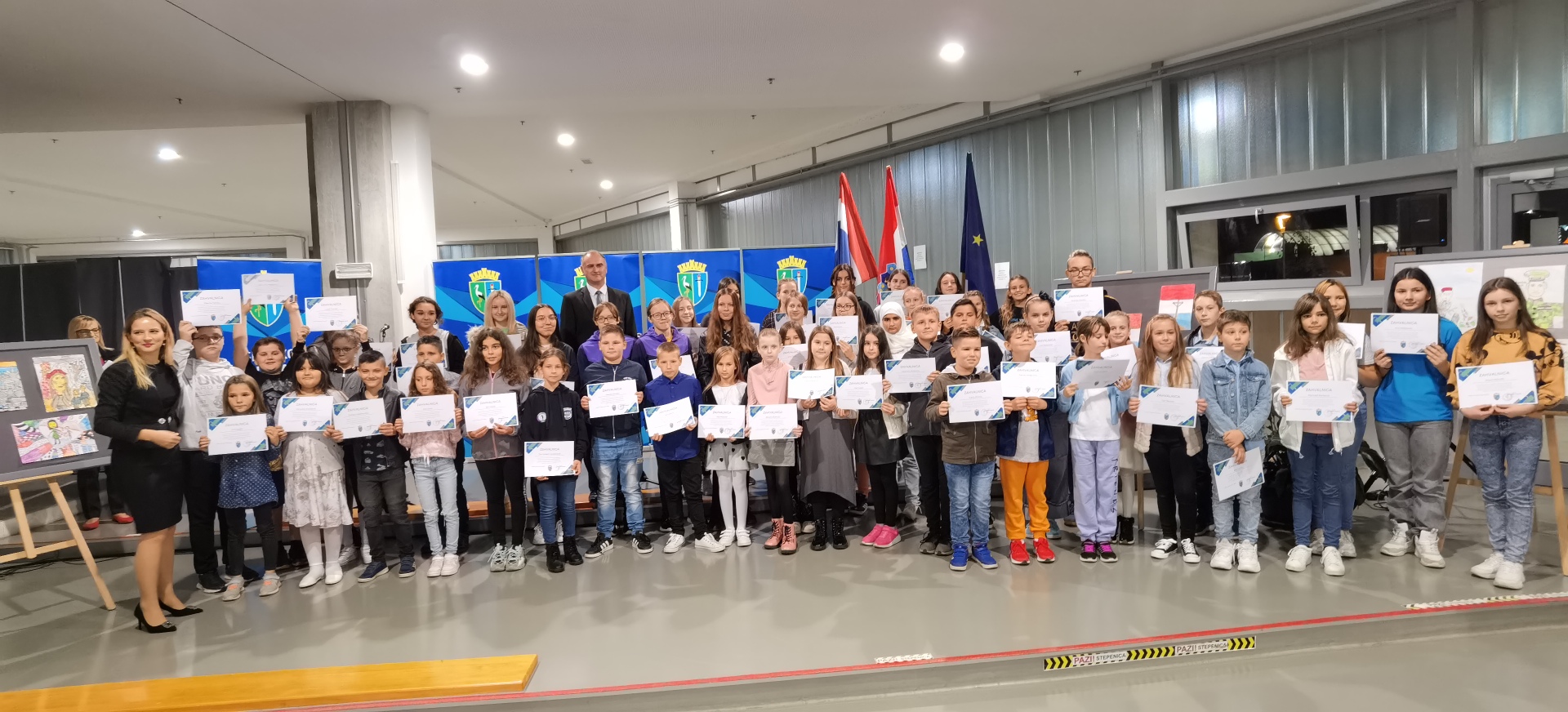 U sklopu obilježavanja Dana hrvatskih branitelja Sisačko-moslavačke županije, večeras je u Strukovnoj školi u Sisku zamjenik župana Mihael Jurić otvorio izložbu „ŽENA-MAJKA-RATNICA“ te izložbu likovnih i literarnih učeničkih radova pristiglih na javni poziv Sisačko-moslavačke županije „Hrvatski branitelji- junaci modernog doba“.