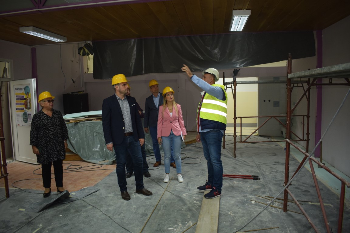 Župan Ivan Celjak sa suradnicima obišao je, u utorak, 23. kolovoza 2022. godine, gradilište u Srednjoj školi Viktorovac u Sisku, čiji je osnivač Sisačko-moslavačka županija, a na kojoj su trenutno u tijeku radovi obnove.