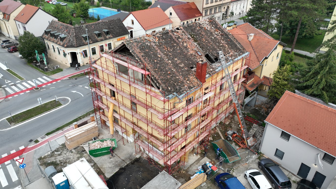 Župan Ivan Celjak sa suradnicima obišao je u petak, 26. kolovoza 2022. godine, radove cjelovite obnove zgrade javne i društvene namjene u Ulici kralja Tomislava 5, Sisak.