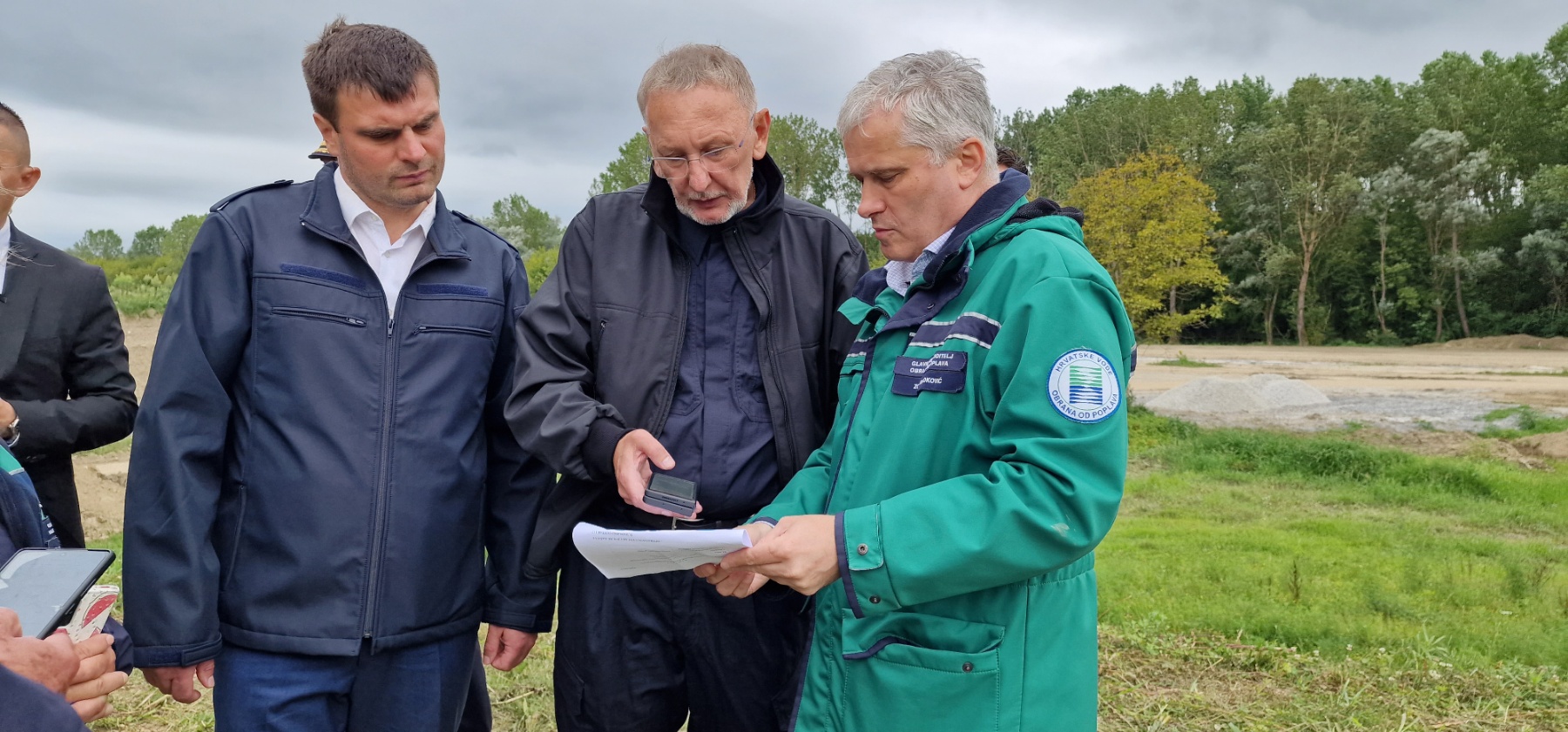 Župan Ivan Celjak u pratnji potpredsjednika Vlade Republike Hrvatske i ministra unutarnjih poslova Davora Božinovića i direktora Hrvatskih voda Zorana Đurokovića obišao je u poslijepodnevnim satima Savski nasip u Galdovu, na području bivše ORA-e, na kojem se trenutno izvode radovi ojačavanja i navoza zemlje zbog prijetnje velikog vodenog vala koji se očekuje tijekom ove noći.