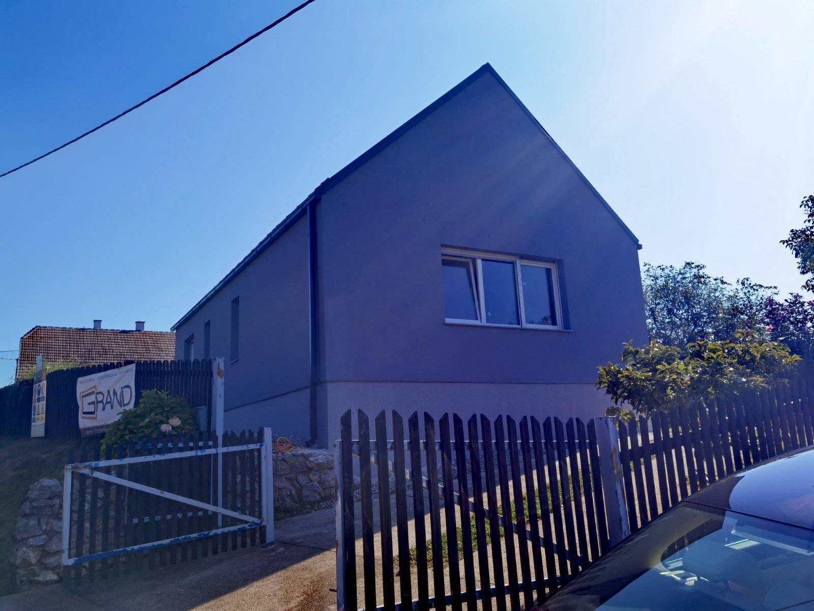 Potpredsjednik Vlade i ministar prostornoga uređenja, graditeljstva i državne imovine Branko Bačić sa suradnicima posjetio je danas Petrinju gdje se sastao s gradonačelnicom Petrinje Magdalenom Komes, a sastanku je prisustvovao i zamjenik župana Mihael Jurić. Razgovaralo se obnovi obiteljskih kuća te obnovi zgrada koje su pojedinačno zaštićeno dobro u središtu Petrinje.