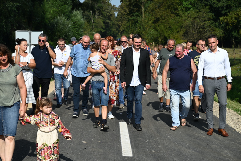 Završeni su radovi na izgradnji i modernizaciji prometnice u Svinjičkom koja će puno brže i bolje povezati Donju Posavinu s Moslavinom, ali i s ostatkom županije. Značaj ove ceste prepoznao je župan Ivan Celjak na čiju je inicijativu Sisačko-moslavačka županija pokrenula aktivnosti vezane uz njezinu izgradnju što je od izuzetne važnosti za sve stanovnike Donje Posavine, vlasnike obiteljskih poljoprivrednih gospodarstava koji na tome području imaju svoje OPG-e, turiste koji posjećuju Park prirode Lonjsko polje, ali i ostala mjesta u Donjoj Posavini poznata po bogatoj kulturnoj baštini i svojim prirodnim ljepotama.