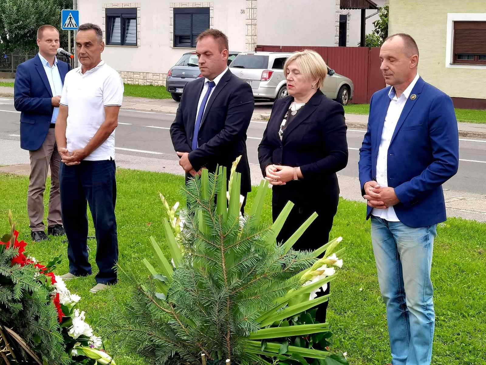 Dr. Sanja Štingl-Vlašić je, kao izaslanica župana Ivana Celjaka, u glinskom naselju Jukinac sudjelovala u odavanju počasti hrvatskom branitelju Darku Liscu, pripadniku 2. gardijske brigade „Grom“, koji je u VRO Oluja poginuo nadomak svoje Gline, svog doma, u čijem je oslobađanju silno želio sudjelovati.