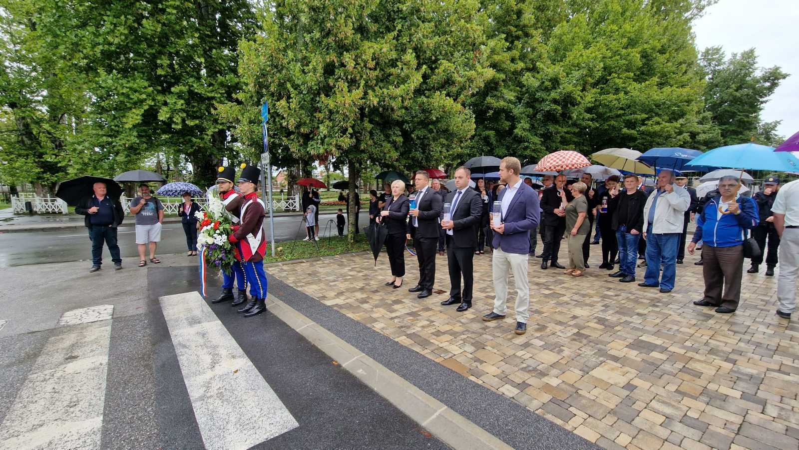Gradonačelnik Hrvatske Kostajnice Dalibor Bišćan je u Glini, kao izaslanik župana Ivana Celjaka, sudjelovao u obilježavanju Dana grada Gline, Dana pobjede i domovinske zahvalnosti i Dana hrvatskih branitelja.