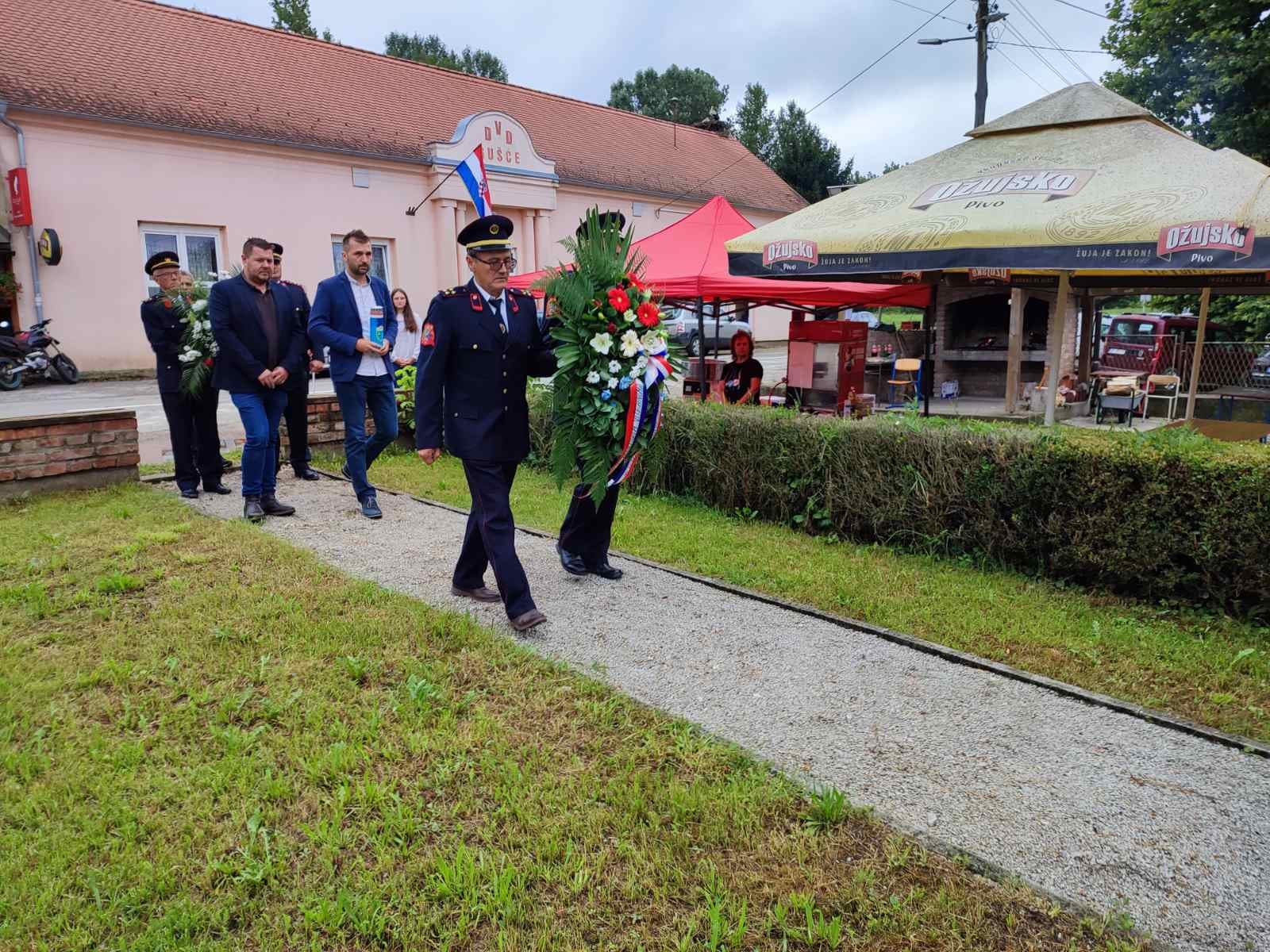 U spomen na sve poginule, nestale i umrle hrvatske branitelje, izaslanici župana Ivana Celjaka, vijećnici u Županijskoj skupštini Tomislav Kralj i Mario Markić položili su vijenac i zapalili svijeću.