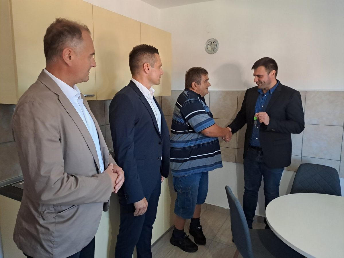 Župan Ivan Celjak je u Glini uručio ključeve stanova obiteljima čiji su domovi oštećeni u potresu, a koje su dosad boravile u privremenom smještaju u kontejnerskom naselju. Stanove je Sisačko-moslavačka županija uredila i opremila za dolazak novih obitelji.