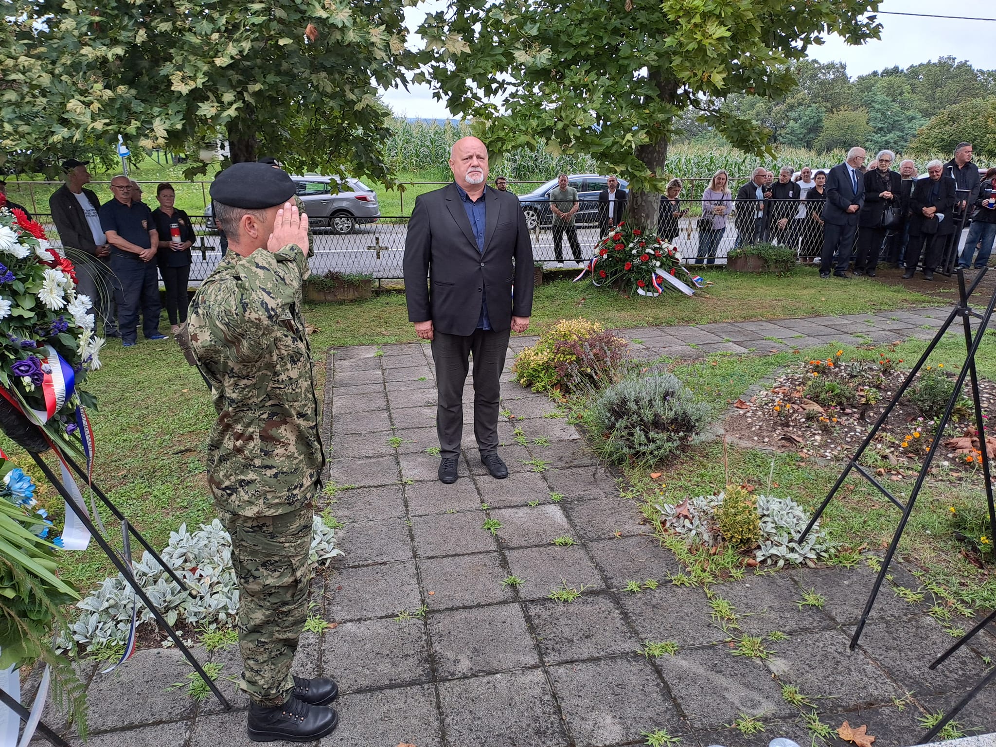 Kod spomen obilježja 101. brigade te kod spomen obilježja poginulim hrvatskim braniteljima pored crkve sv. Katarine vijenac je položio i zapalio svijeću predsjednik Županijske skupštine Mato Fofić.