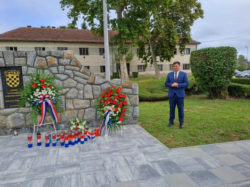Župan Ivan Celjak je u Voloderu, naselju na području grada Popovače, sudjelovao u obilježavanju godišnjice smrti poginulog hrvatskog branitelja Damira Kumpara.