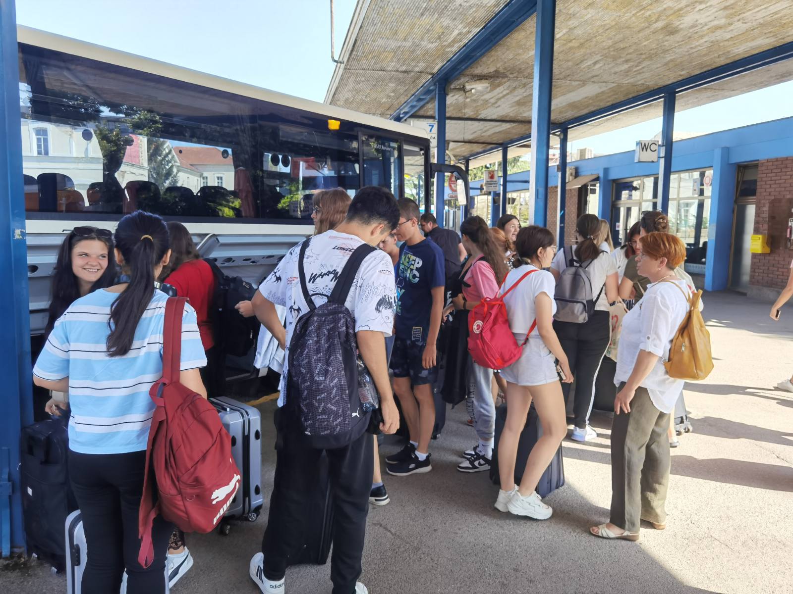 U nedjelju, 27. kolovoza 2023. godine u popodnevnim satima vratili su se srednjoškolci županijskih škola s besplatnog ljetovanja u Mađarskoj. Iako umorni od puta, nisu mogli sakriti radost i osmijeh na licu.