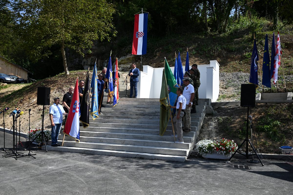 Potpredsjednik Vlade RH, ministar hrvatskih branitelja Tomo Medved i mještanin Peckog Pepo Mlađenović, brat poginulog hrvatskog branitelja otkrili su u mjestu Pecki, na području grada Petrinje, spomen-ploču na kojoj stoji natpis:  „Hvala ti bojovniče što si branio Banovinu i Hrvatsku hrabro i odlučno! U sjećanje na hrabre dragovoljce i posjet dr. Franje Tuđmana, prvog hrvatskog predsjednika selu Pecki 25. kolovoza 1991. godine spomen-ploču podiže UHBPP. Uz ovu spomen-ploču gorjet će vječni plamen istine, pravednosti i slobode… da se ne zaboravi.“