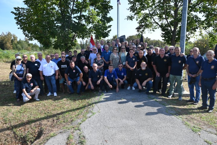  Odavanjem počasti kod spomenika poginulim „Gromovima“ u mjestu Brđani Cesta i kod spomen-ploče na željezničkoj postaji u Sunji, obilježena je 33. obljetnica sudjelovanja 2. gardijske brigade „Grom“ u vojno-redarstvenoj akciji „Brđani-91“ i sudjelovanje „Gromova“ u obrani Sunje u Domovinskom ratu. Obilježavanju je nazočio zamjenik župana Mihael Jurić.