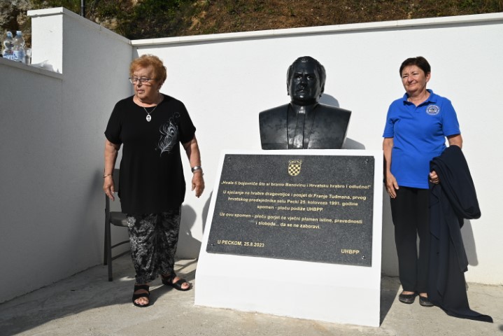 U petrinjskom naselju Pecki otkrivena je spomen-bista dr. Franje Tuđmana, rad Ivana Novaka, u povodu obilježavanja 33. obljetnice stradanja ovog mjesta i posjete prvog hrvatskog predsjednika, dr. Franje Tuđmana, hrvatskim braniteljima u Peckom, na prvoj crti obrane.