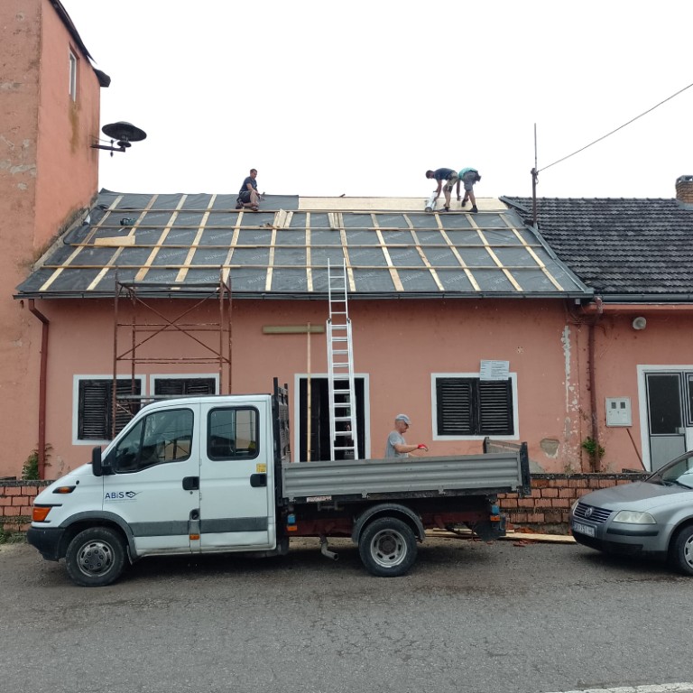 Sisačko-moslavačka županija osigurala je iz državnog proračuna, na inicijativu župana Ivana Celjaka, 12,3 milijuna EUR za obnovu 40 objekata i jednu zgradu javne vatrogasne postrojbe koji su stradali u potresu.