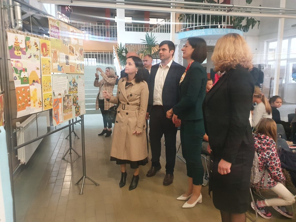 Župan Ivan Celjak i ministrica poljoprivrede Marija Vučković sudjelovali su u utorak, 11. listopada 2022. godine u Osnovnoj školi Mate Lovraka u Petrinji na Školskom mednom doručku. Manifestaciji su se pridružili i zamjenik župana Mihael Jurić, gradonačelnica Petrinje Magdalena Komes i predsjednik Hrvatskog pčelarskog saveza Dražen Kocet.