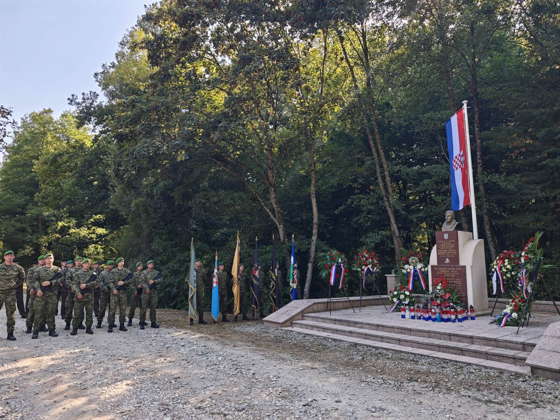 Zamjenik sisačko-moslavačkog župana Mihael Jurić sudjelovao u odavanju počasti brigadnom generalu Stjepanu Grgcu i suborcima kod spomen-obilježja hrvatskim braniteljima na mjestu pogibije zapovjednika 57. brigade HV „Marijan Celjak“ Stjepana Grgca u Kotar šumi u Petrinji.