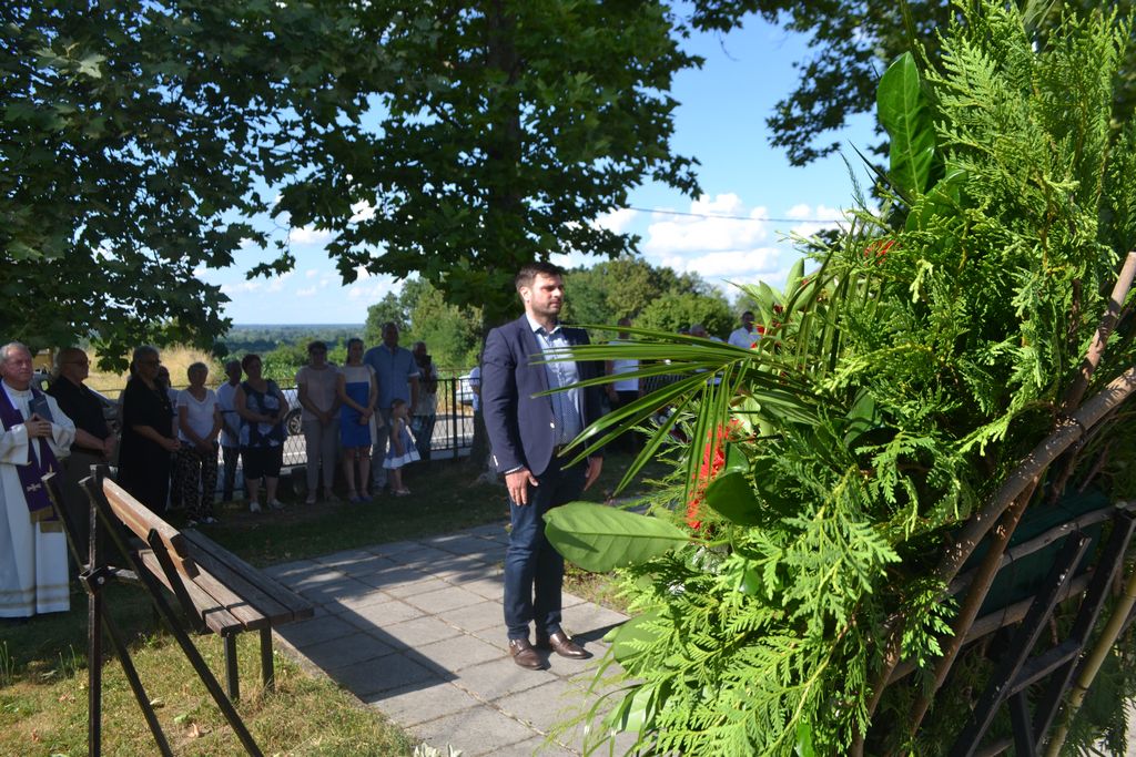 Župan Ivan Celjak je u subotu, 26. lipnja 2021. godine, u Komarevu, naselju na području Grada Siska, nazočio svečanom obilježavanju 30. obljetnice izlaska prvih hrvatskih dragovoljaca na prvu crtu obrane Siska i Banovine na bojišnicu u Komarevu.