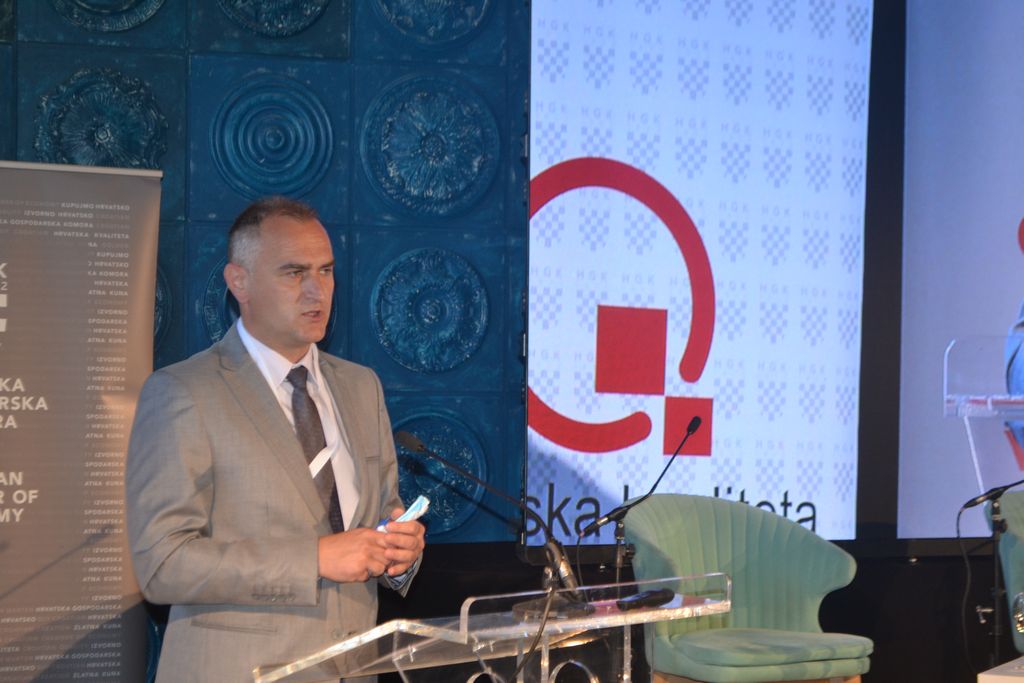 Zamjenik župana Mihael Jurić je u utorak, 15. lipnja 2021. godine, u prostoru restorana „Cocktail 2“ u Sisku nazočio konferenciji „Industrija građevnog materijala i gospodarenje građevnim otpadom u vrijeme Covida i potresa“, koju je organizirala Hrvatska gospodarska komora. 