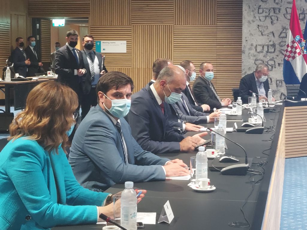 Župan Ivan Celjak je u utorak, 8. lipnja 2021. godine, u prostoru Nacionalne i sveučilišne knjižnice u Zagrebu nazočio sastanku predsjednika Vlade Andreja Plenkovića sa svim županima, gradonačelnikom Grada Zagreba, predstavnicima Udruge gradova u Republici Hrvatskoj i Hrvatske zajednice općina.