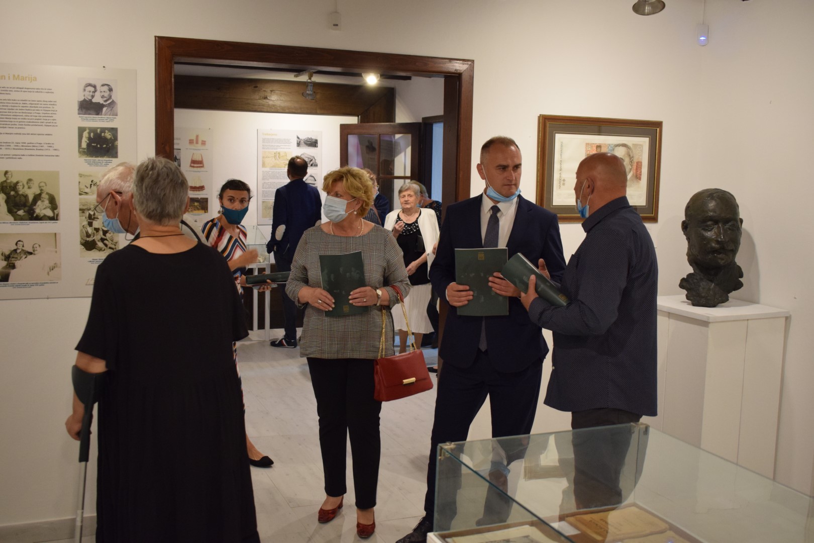 Zamjenik sisačko-moslavačkog župana Mihael Jurić je u petak, 11. lipnja 2021. godine, u Kulturnom centru braće Radić, u Desnom Trebarjevu nazočio otvaranju izložbe "Stjepan Radić - jučer danas sutra".