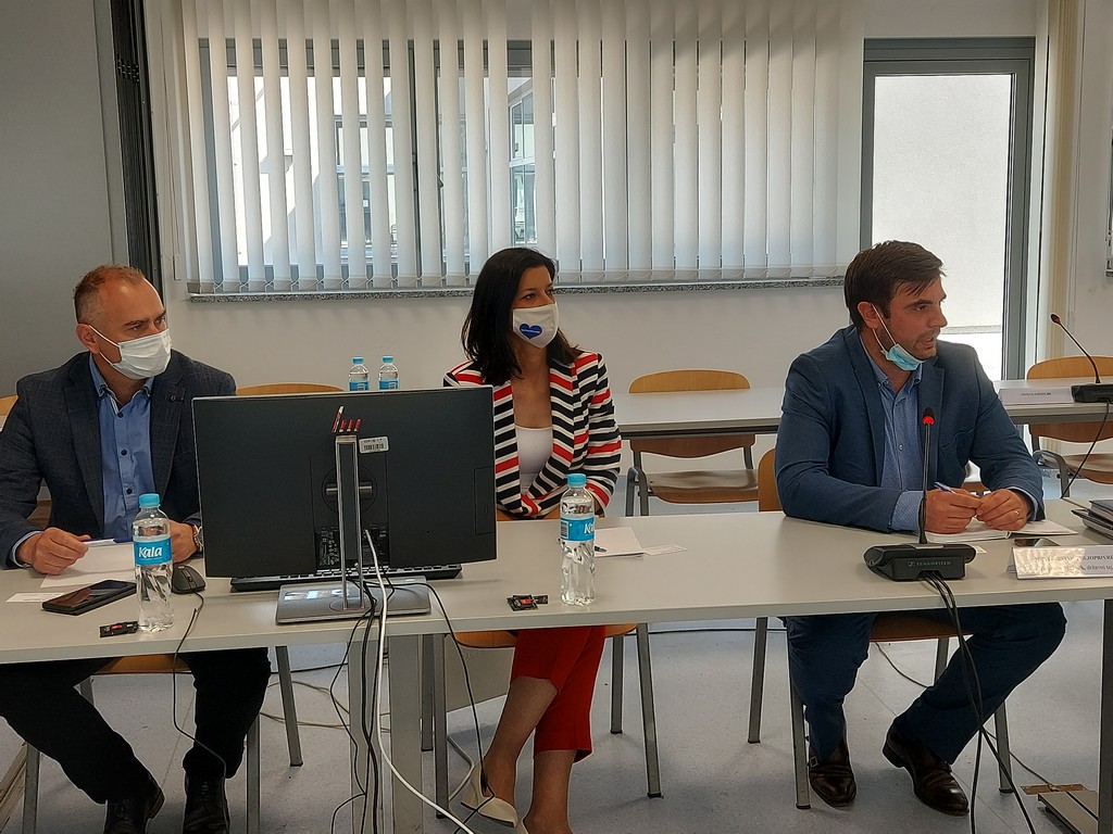 Župan Celjak s predstavnicima Svjetske banke za Hrvatsku i ministrom prostornog uređenja, graditeljstva i državne imovine, g. Darkom Horvatom.  Delegacija Ministarstva i Svjetske banke posjetila je Petrinju gdje se održao radni sastanak s ministrom prostornog uređenja, graditeljstva i državne imovine, g. Darkom Horvatom, županom Sisačko-moslavačke županije Ivanom Celjakom i novoizabranom gradonačelnicom Magdalenom Komes.  Delegaciju Svjetske banke predvodila je gđa Elisabetta Capannelli, direktorica Svjetske banke za Hrvatsku, i g. Jehan Arulpragasam koji preuzima tu funkciju 01. srpnja 2021.  Tema sastanka bila je upoznati nadolazećeg direktora s aktivnostima koje Svjetska banka provodi u Republici Hrvatskoj i potrebama na potresom pogođenom području.