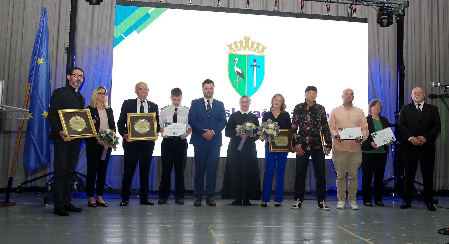 Zahvalnice Sisačko-moslavačke županije primili su u ime operativnih snaga mladi vatrogasac Mislav Palaić, za donatore ravnateljica zagrebačke OŠ Mate Lovraka Alemka Pliestić, a za sve volontere chef Igor Čimbur. Na svečanoj su sjednici dodijeljene i nagrade Sisačko-moslavačke županije. Nagradu za životno djelo, koja je posthumno dodijeljena sisačkom akademskom kiparu i slikaru Marijanu Glavniku primila su njegova djeca, kći Ivana i sin Tomislav . Nagrada za životno djelo dodijeljena je Anti Živkoviću, predsjedniku županijske Udruge roditelja poginulih hrvatskih branitelja i dugogodišnjem humanitarnom djelatniku. Nagradu za iznimna postignuća u proteklom jednogodišnjem razdoblju primio je Caritas Sisačke biskupije, na čelu s ravnateljicom Kristinom Radić i predsjednicom Povjerenstva za pomoć stradalima u potresu, sestrom Smiljom Perom Čirko. Nagrada za doprinos ugledu i promidžbi Sisačko-moslavačke županije u proteklom jednogodišnjem razdoblju dodijeljena je hrvatskom umjetničkom fotografu i kiparu Stephanu Lupinu. Nagradu za iznimna postignuća u proteklom jednogodišnjem razdoblju primio je Caritas Sisačke biskupije, na čelu s ravnateljicom Kristinom Radić i predsjednicom Povjerenstva za pomoć stradalima u potresu, sestrom Smiljom Perom Čirko. Nagradu za životno djelo, koja je posthumno dodijeljena sisačkom akademskom kiparu i slikaru Marijanu Glavniku primila su njegova djeca, kći Ivana i sin Tomislav . Nagrada za životno djelo dodijeljena je Anti Živkoviću, predsjedniku županijske Udruge roditelja poginulih hrvatskih branitelja i dugogodišnjem humanitarnom djelatniku.