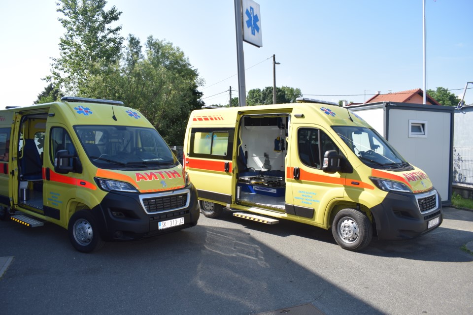 Na zahtjev Sisačko-moslavačke županije, Ministarstvo zdravstva odobrilo je dodatna  decentralizirana sredstva u 2022. godini za prioritetne projekte zdravstvenih ustanova na području Sisačko-moslavačke županije u iznosu od 3,7 milijuna kuna od čega je Zavodu za hitnu medicinu SMŽ dodijeljen izvanredni iznos sredstava u visini od 800 000 kuna za nabavu 2 vozila hitne medicinske pomoći.