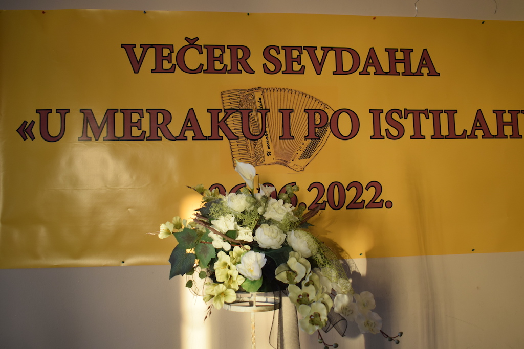 Zamjenica sisačko-moslavačkog župana iz reda srpske nacionalne manjine Mirjana Oluić, je u ponedjeljak, 6. lipnja 2022. godine, u Društvenom domu Eugen Kvaternik u Sisku nazočila večeri sevdaha “U mareku i po istilahu” koje je organizirao BKUD “Nur” Sisak.