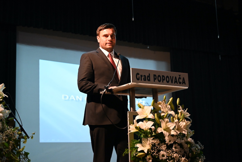 Svečanom sjednicom Gradskog vijeća, Popovača je u srijedu, 21. lipnja 2023. godine proslavila Dan grada i blagdan svoga zaštitnika, sv. Alojzija Gonzage. Svim stanovnicama i stanovnicima Dan grada Popovače čestitao je župan Ivan Celjak, u svojstvu izaslanika predsjednika Vlade RH Andreja Plenkovića i predsjednika Hrvatskog sabora Gordana Jandrokovića, istaknuvši tom prilikom izvrsnu suradnju Sisačko-moslavačke županije i Grada Popovače. Sisačko-moslavačka županija provodi značajne projekte na području grada Popovače.