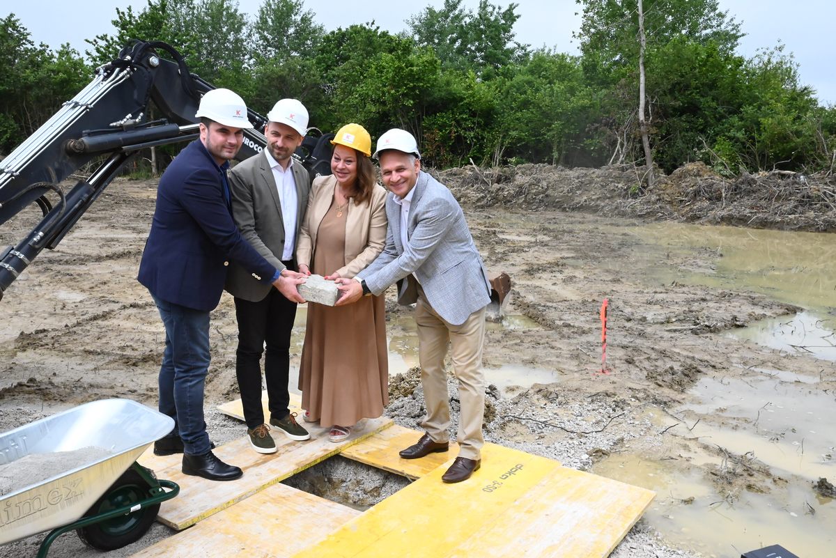  Župan Ivan Celjak je, zajedno s ministrom rada, mirovinskog sustava, obitelji i socijalne politike Marinom Piletićem, saborskim zastupnikom Veljkom Kajtazijem i predsjednicom Saveza Roma u Republici Hrvatskoj „KALI SARA“ Suzanom Krčmar, u sisačkom naselju Capraške Poljane položio temeljni kamen i time simbolički označio početak radova izgradnje društvenog doma za potrebe lokalne romske zajednice.