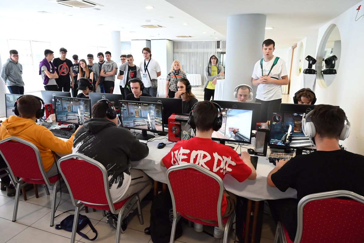 U sklopu programa obilježbe Dana Sisačko-moslavačke županije, u prostoru sisačkog Hotela Panonija održana je prva „Gejmomanija“ sajam videoigara i natjecanje u igranju videoigara, koje se, u sklopu programskih aktivnosti Regionalnog centra kompetentnosti, organizirali Sisačko-moslavačka županija i Tehnička škola Sisak.