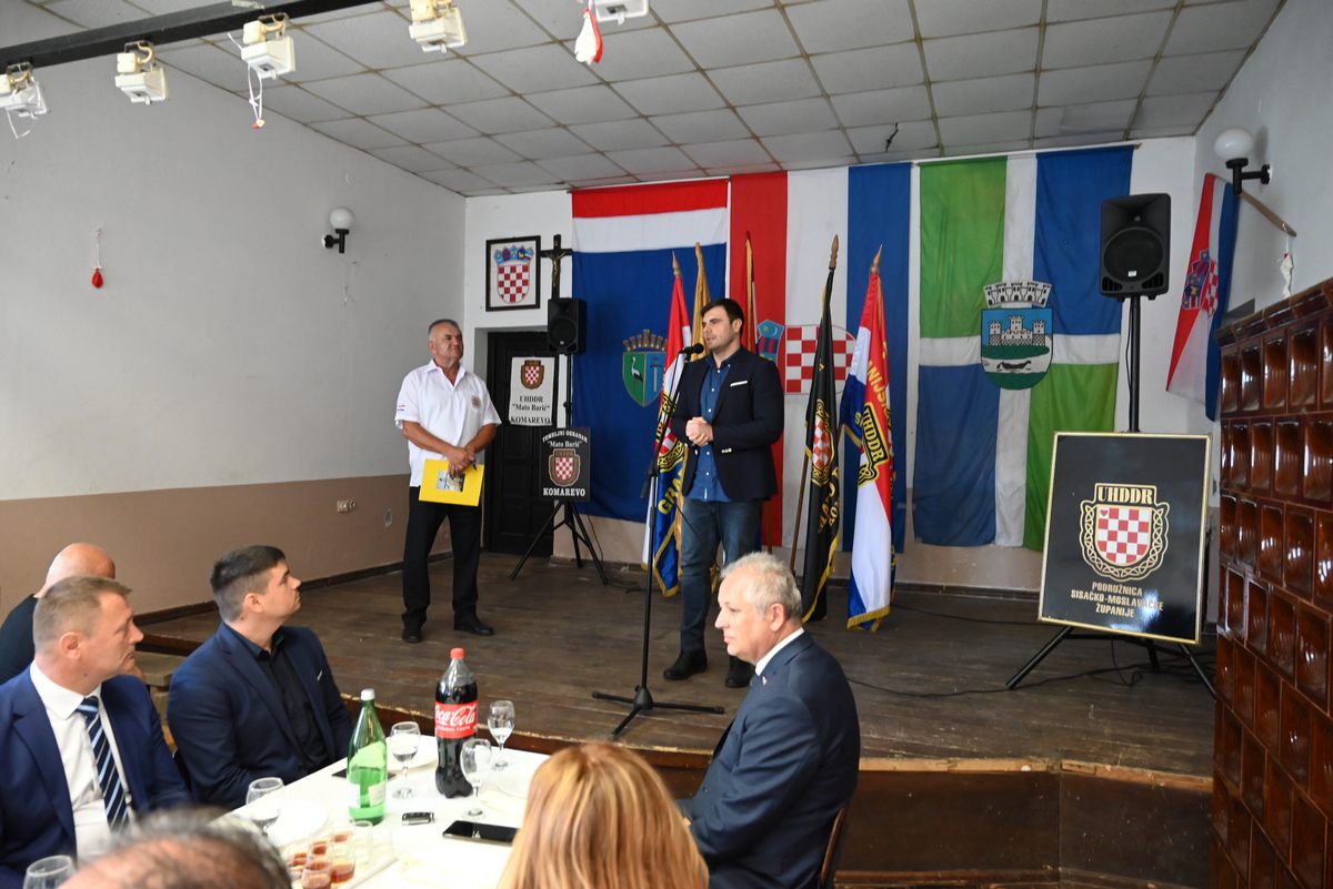 U Komarevu, naselju na sisačkom području, održano je svečano obilježavanje 32. obljetnice izlaska prvih hrvatskih dragovoljaca na prvu crtu obrane Siska i Banovine 