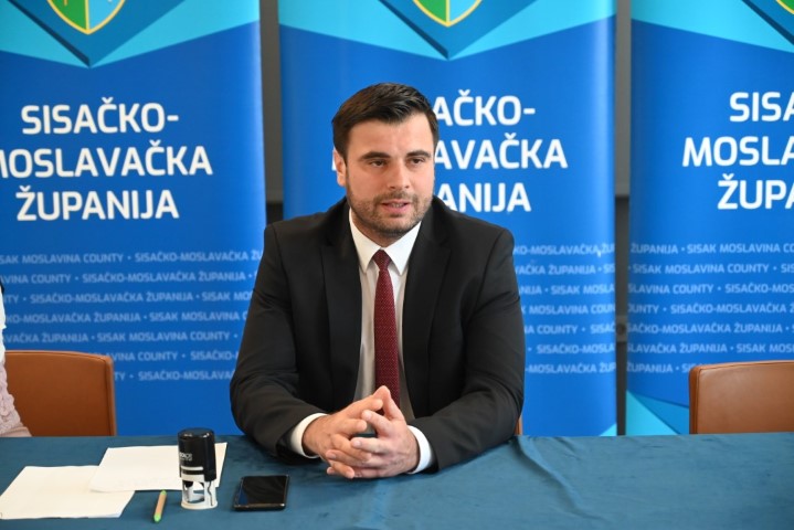 Župan Ivan Celjak, je u srijedu 21. lipnja 2023. godine s ravnateljima osnovnih škola s područja Sisačko-moslavačke županije potpisao Sporazume o međusobnoj suradnji Sisačko-moslavačke županije i osnovnih škola s područja SMŽ u provođenju programa ljetovanja u Splitu za  učenice i učenike četvrtih razreda.