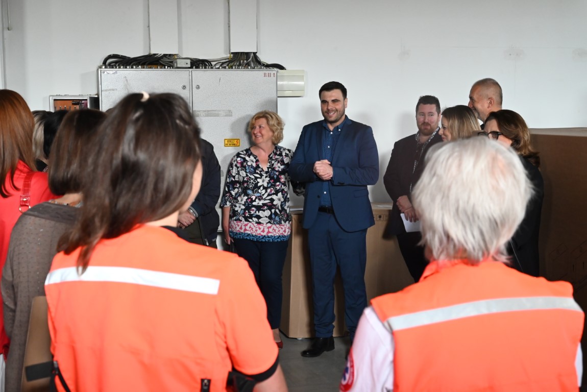 Županija jenabavila najmoderniju opremu za zdravstvene ustanove koja je privremeno smještena u prostoru bivše robne kuće u Sisku gdje je župan Ivan Celjak sa suradnicima, ravnateljima zdravstvenih ustanova te voditeljima službi i ispostava čijim je odjelima oprema i namijenjena, istaknuo kako je riječ o povijesnom trenutku za županijski zdravstveni sustav.