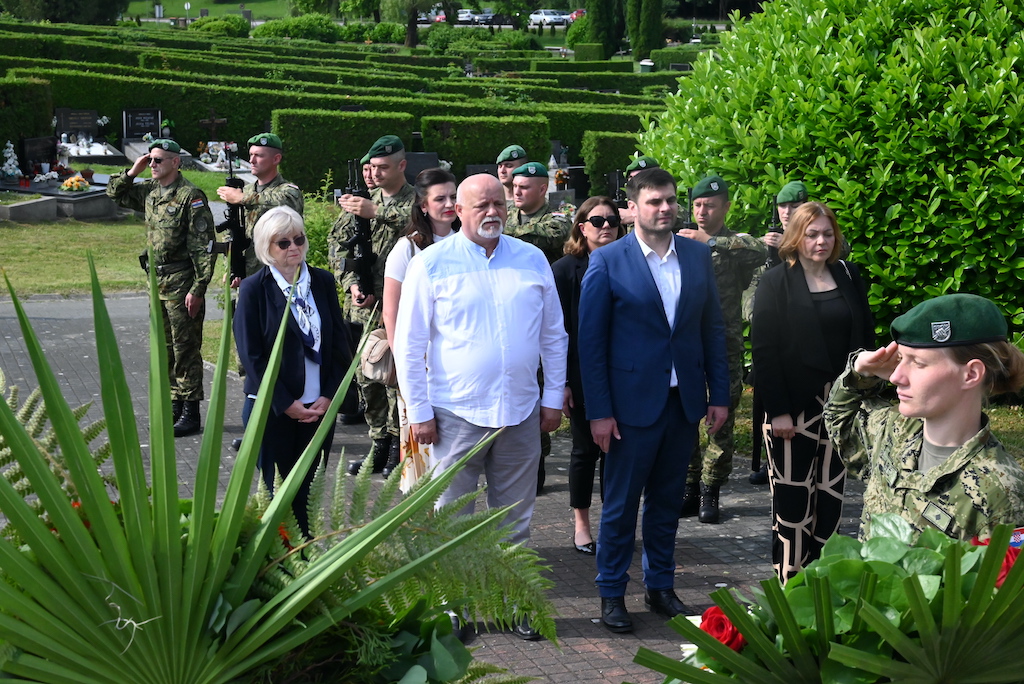 Polaganjem vijenaca i zajedničkom molitvom kod središnjeg križa na Gradskom groblju Viktorovac u subotu, 10. lipnja 2023. godine, započelo je svečano obilježavanje ustrojavanja prve dragovoljačke postrojbe u Republici Hrvatskoj 57. samostalnog bataljuna Marijan Celjak.