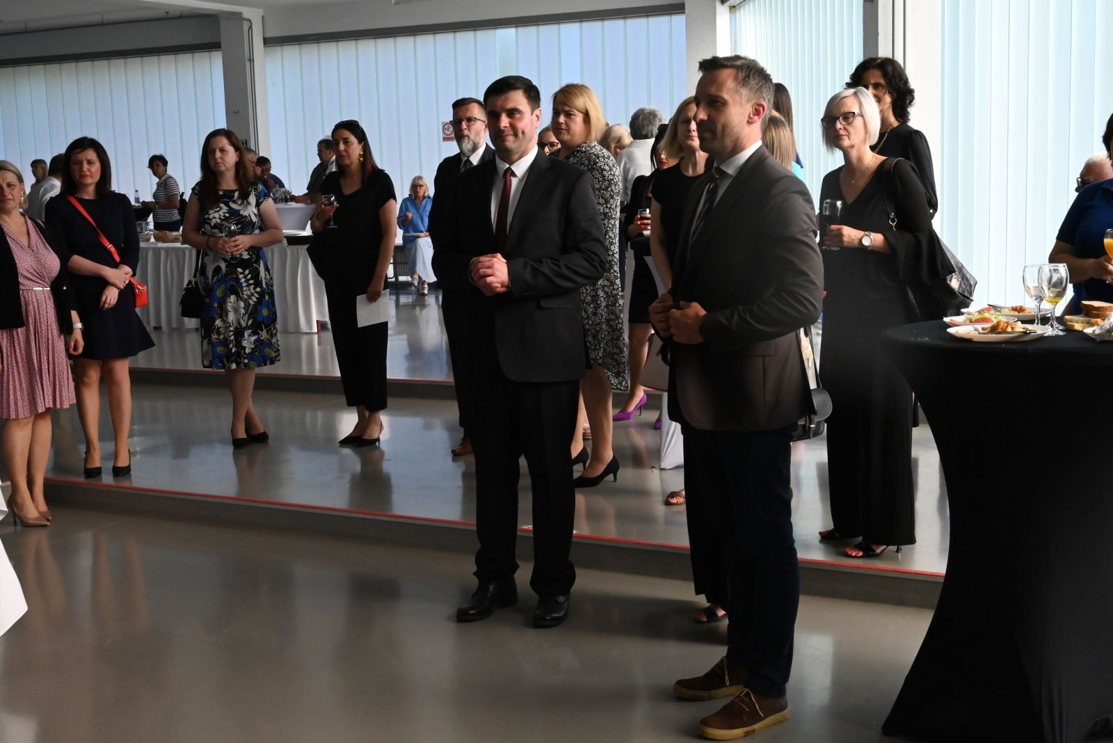 U prigodi Dana Sisačko-moslavačke županije, jučer je u Strukovnoj školi Sisak otvorena izložba „Baština, folklor, život: Stvaralaštvo Božidara Škofača“ nedavno preminulog slikara prof. Božidara Škofača iz Letovanića.