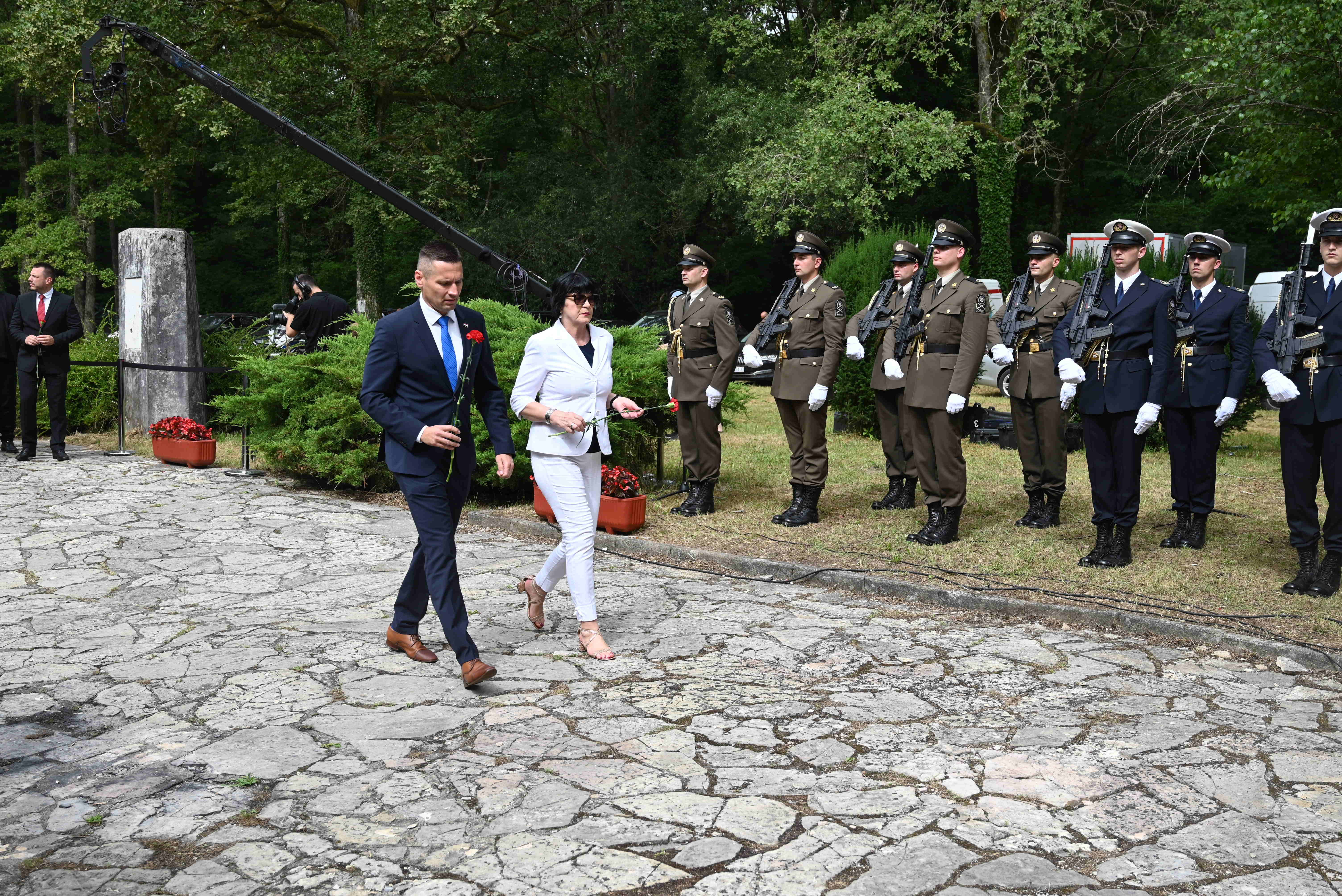 Zamjenica župana Mirjana Oluić je kod spomenika u šumi Brezovica pokraj Siska nazočila svečanom obilježavanju Dana antifašističke borbe. Svečanost je, u povodu 83. obljetnice osnivanja prvog hrvatskog partizanskog odreda, organizirala Vlada Republike Hrvatske.