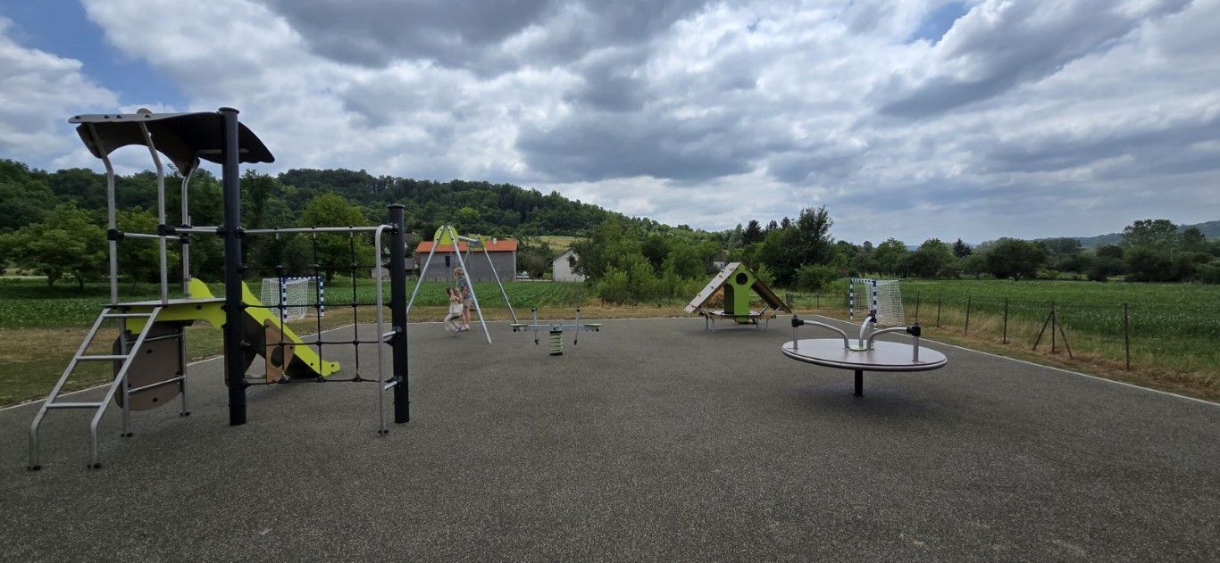 Zamjenik župana Mihael Jurić je u Donjoj Mlinogi, naselju u sastavu grada Petrinje, predao na korištenje novoizgrađeno dječje igralište. 